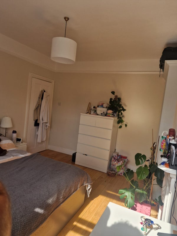 Room Mina Road in Greater London