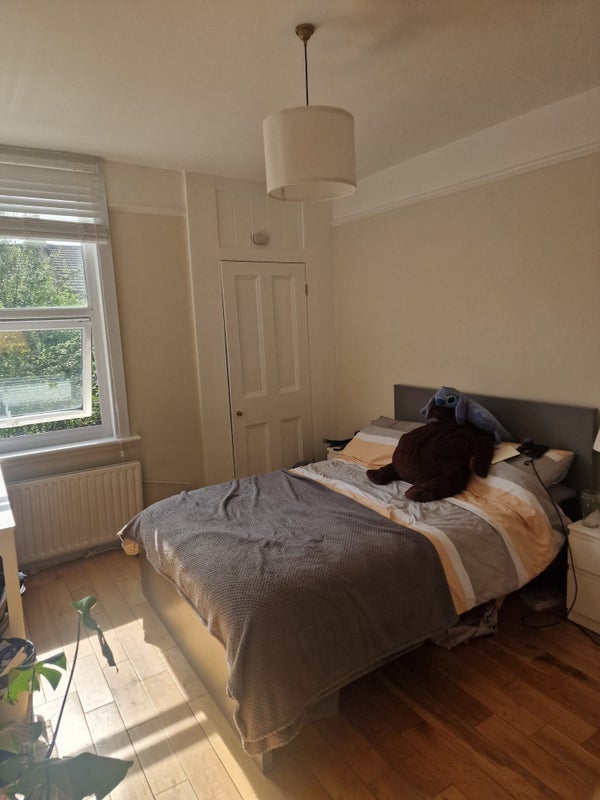 Room Mina Road in Greater London