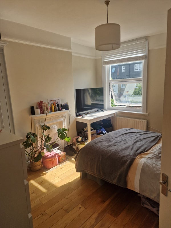 Room Mina Road in Greater London