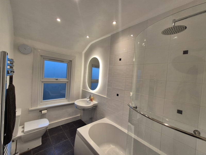 Room Mina Road in Greater London