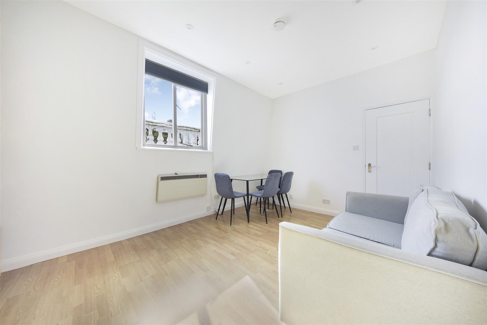 Flat Castletown Road in Greater London