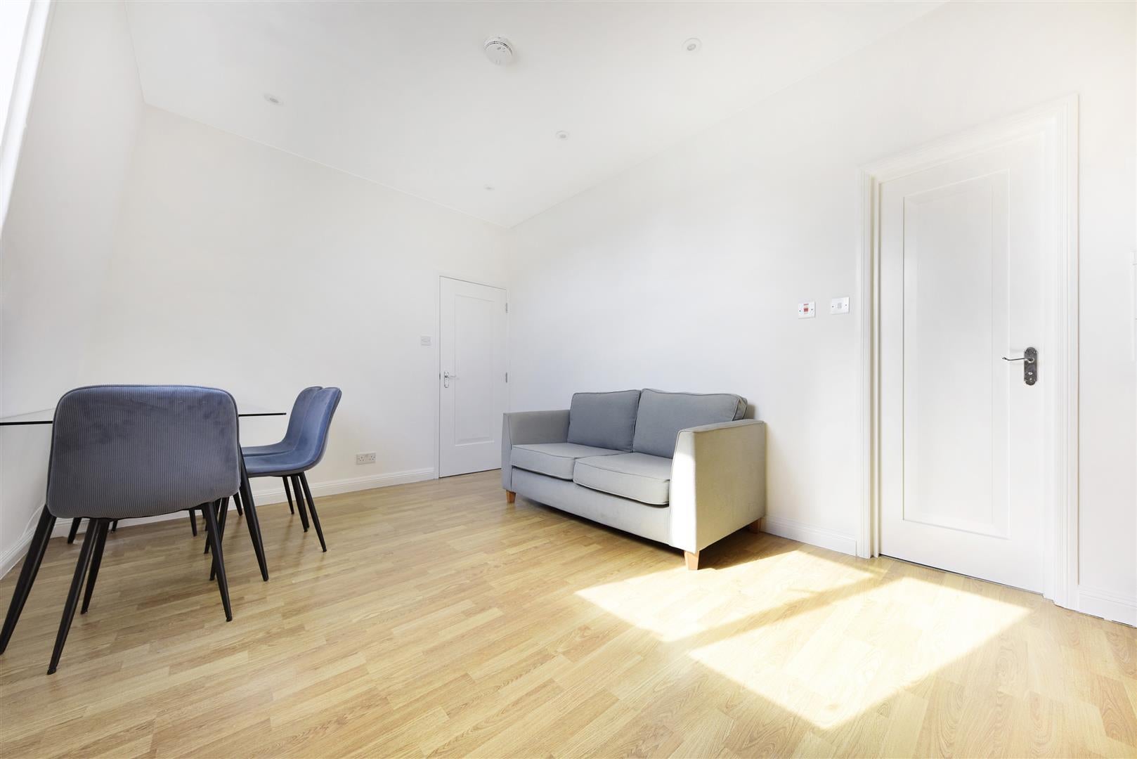 Flat Castletown Road in Greater London