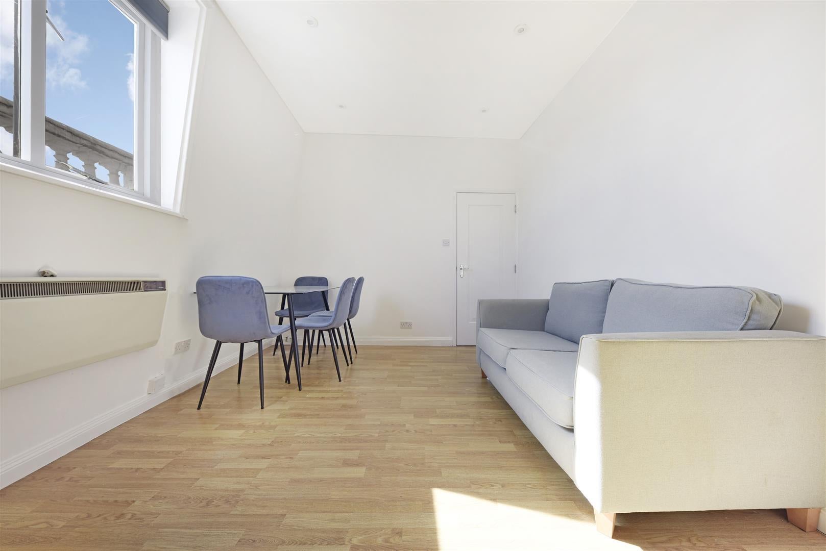 Flat Castletown Road in Greater London