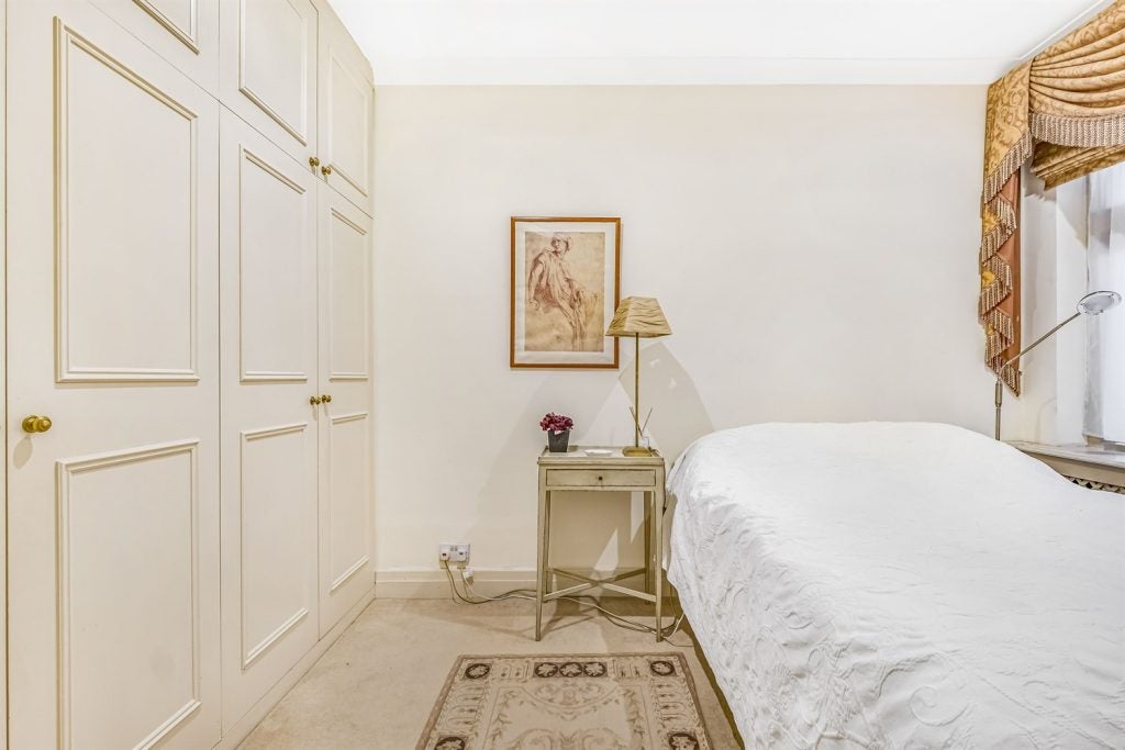 Flat Beaufort Gardens in Greater London