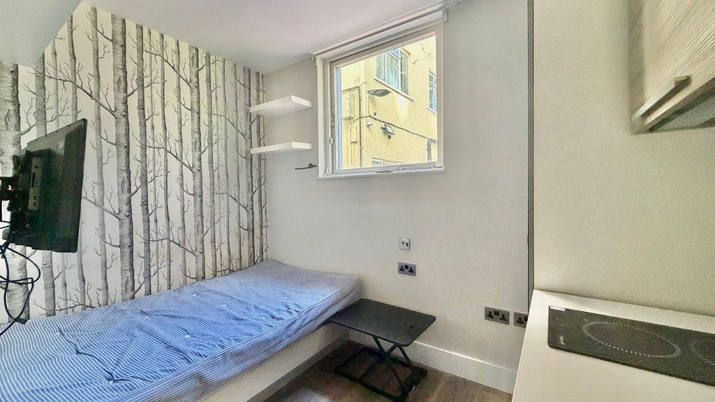 Room Gunnersbury Lane in Greater London