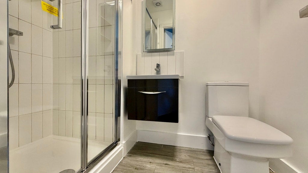 Room Gunnersbury Lane in Greater London