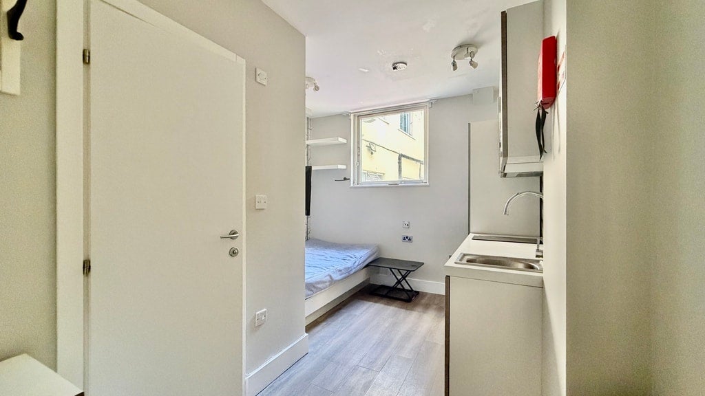 Flat Gunnersbury Lane in Greater London