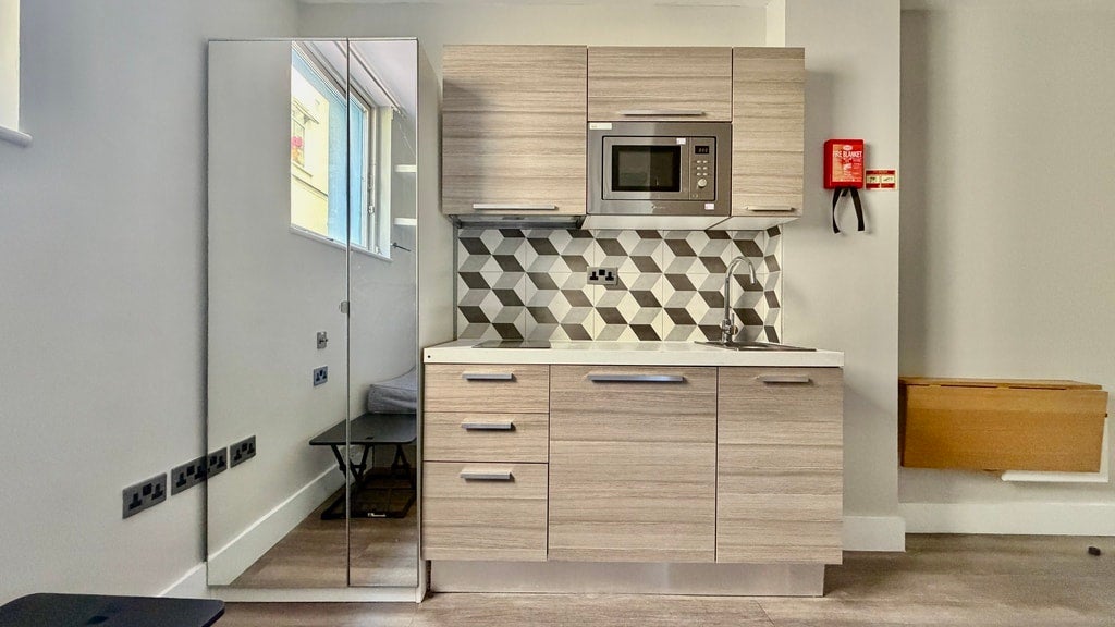 Room Gunnersbury Lane in Greater London