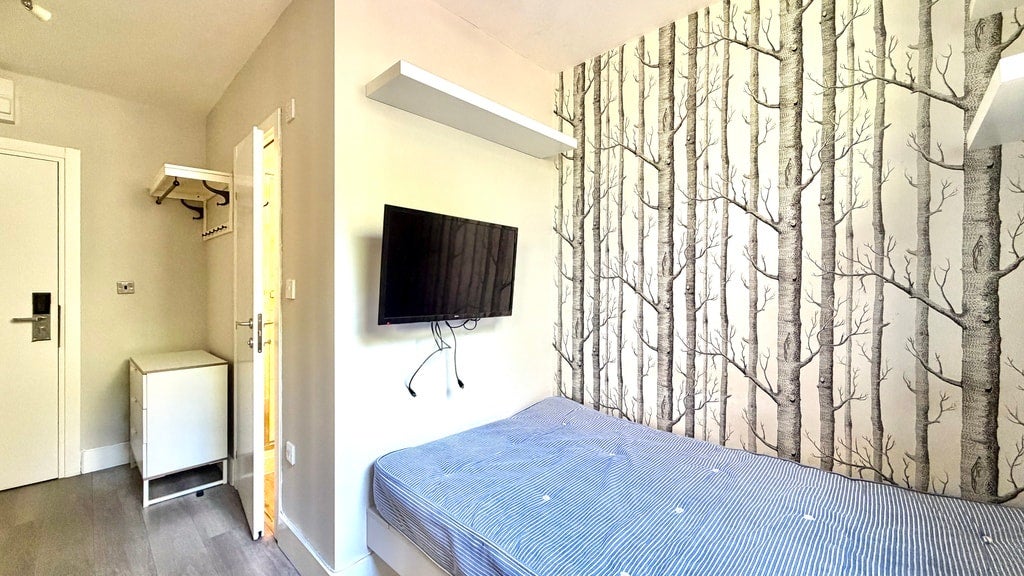 Room Gunnersbury Lane in Greater London
