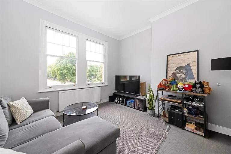 Flat Montague Avenue in Greater London