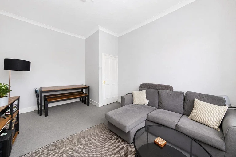 Flat Montague Avenue in Greater London