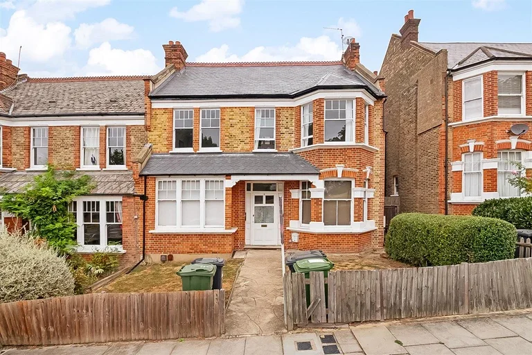 Flat Montague Avenue in Greater London