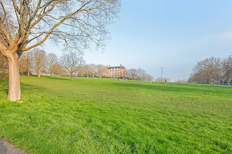 Flat Montague Avenue in Greater London