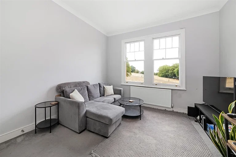 Flat Montague Avenue in Greater London