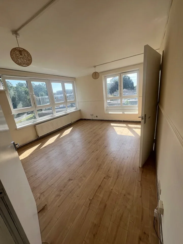Flat Gibraltar Close in Brentwood