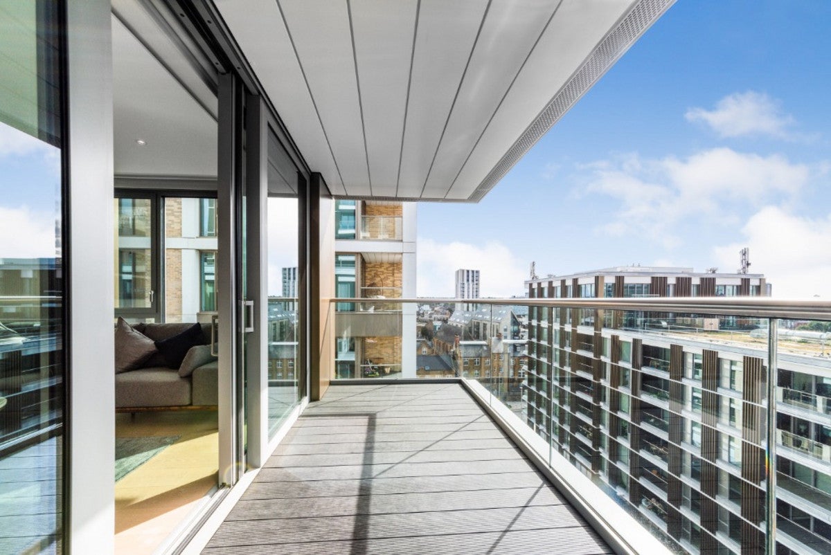 Flat Prince of Wales Drive in Greater London