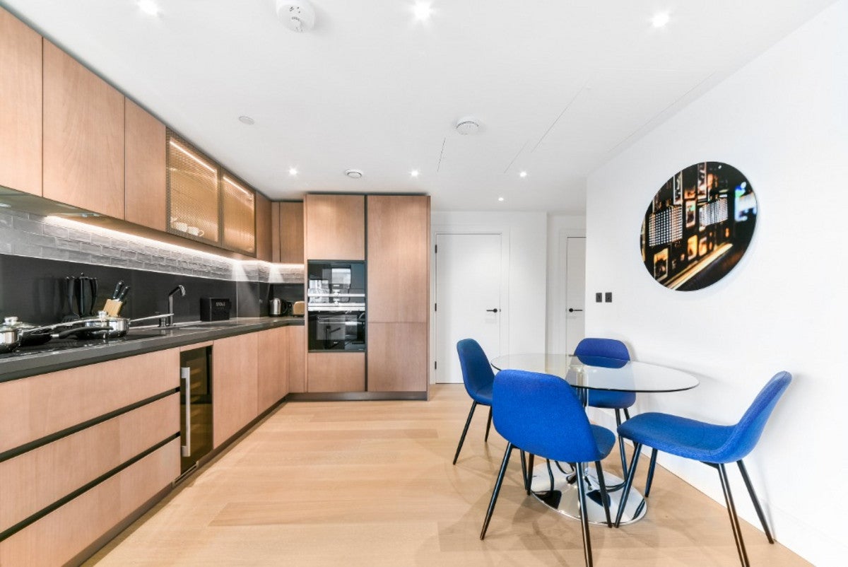 Flat Prince of Wales Drive in Greater London