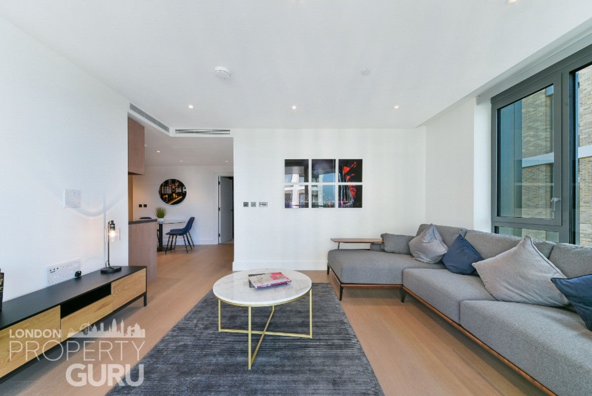 Flat Prince of Wales Drive in Greater London