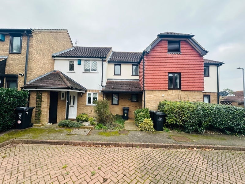 Flat Robinia Close in Basildon