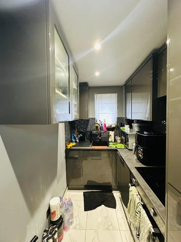 Flat Robinia Close in Basildon
