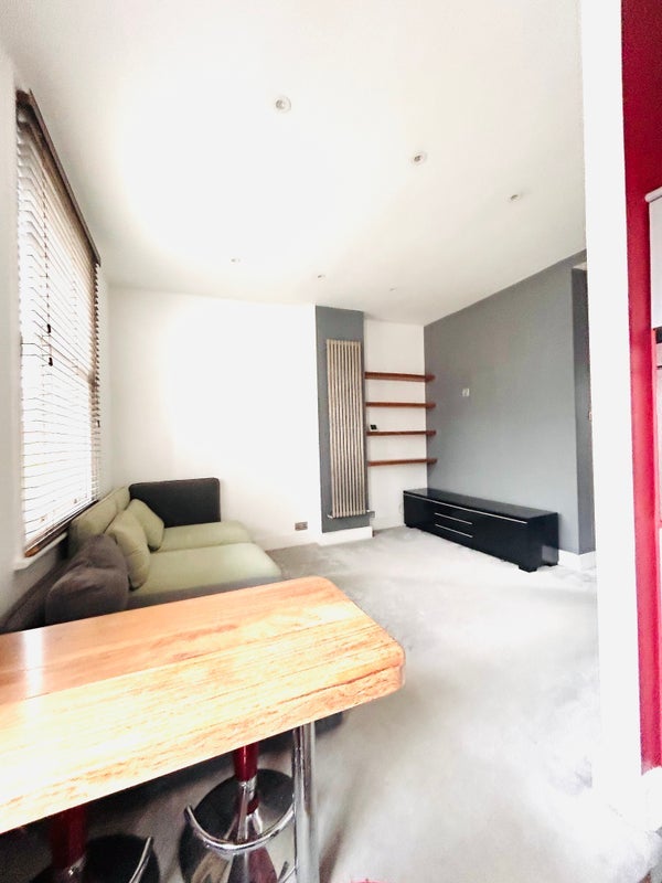 Flat Binfield Road in Greater London