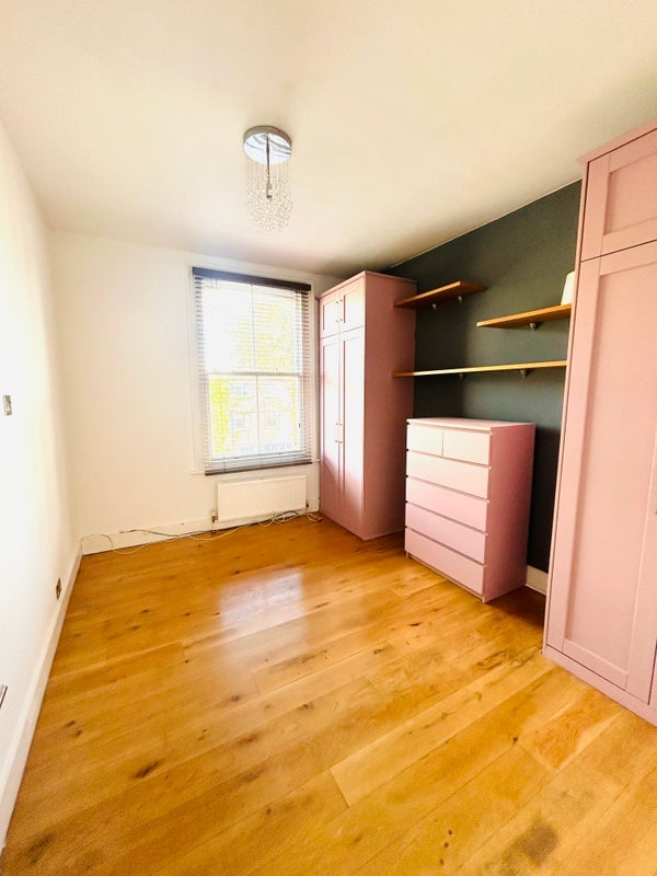 Flat Binfield Road in Greater London