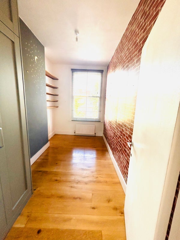 Flat Binfield Road in Greater London
