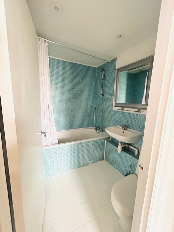 Flat Binfield Road in Greater London