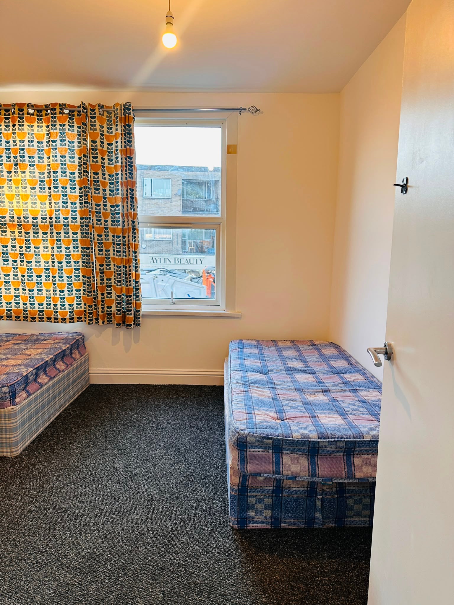 Flat Chingford Mount Road in Greater London