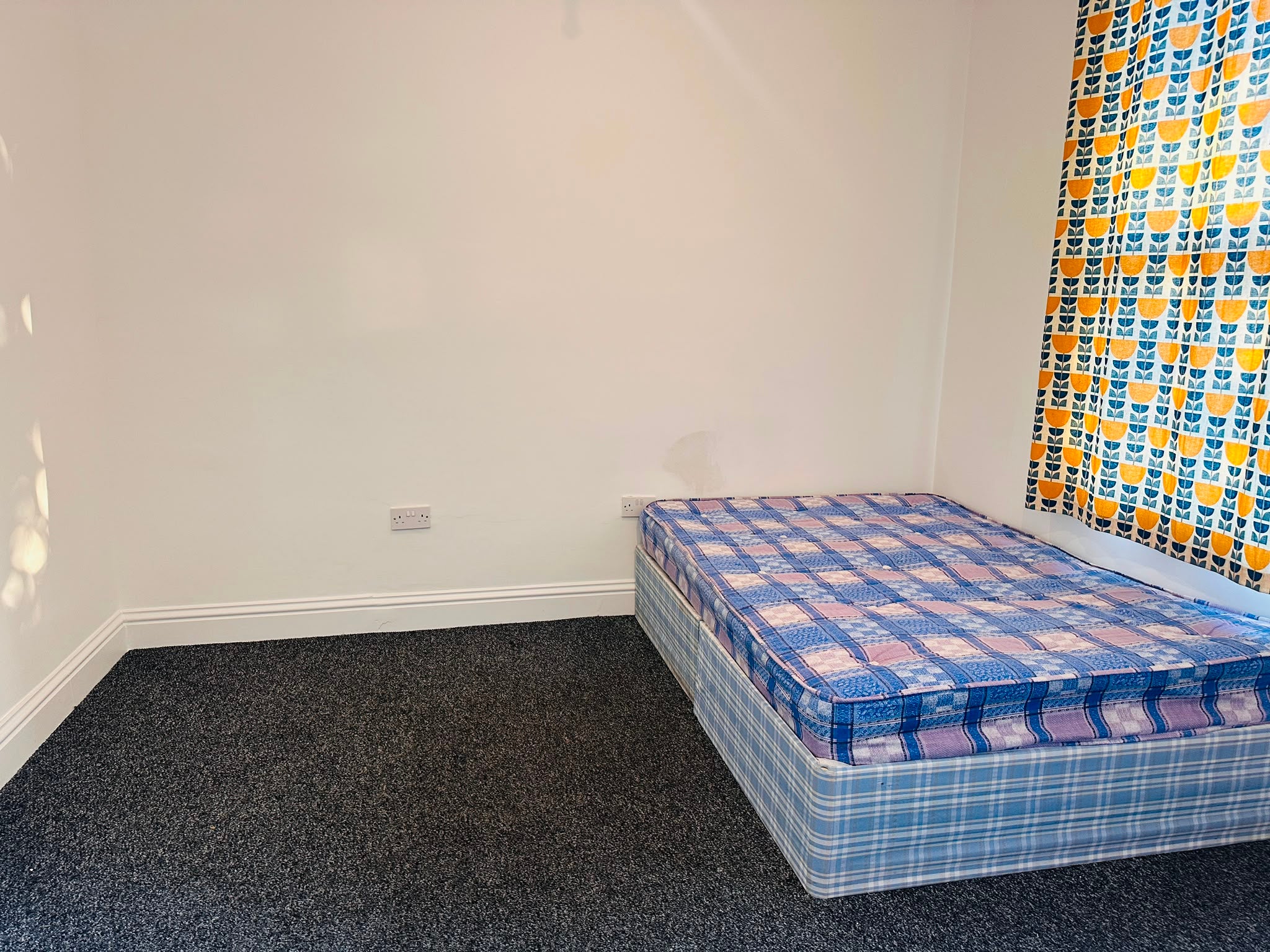 Flat Chingford Mount Road in Greater London