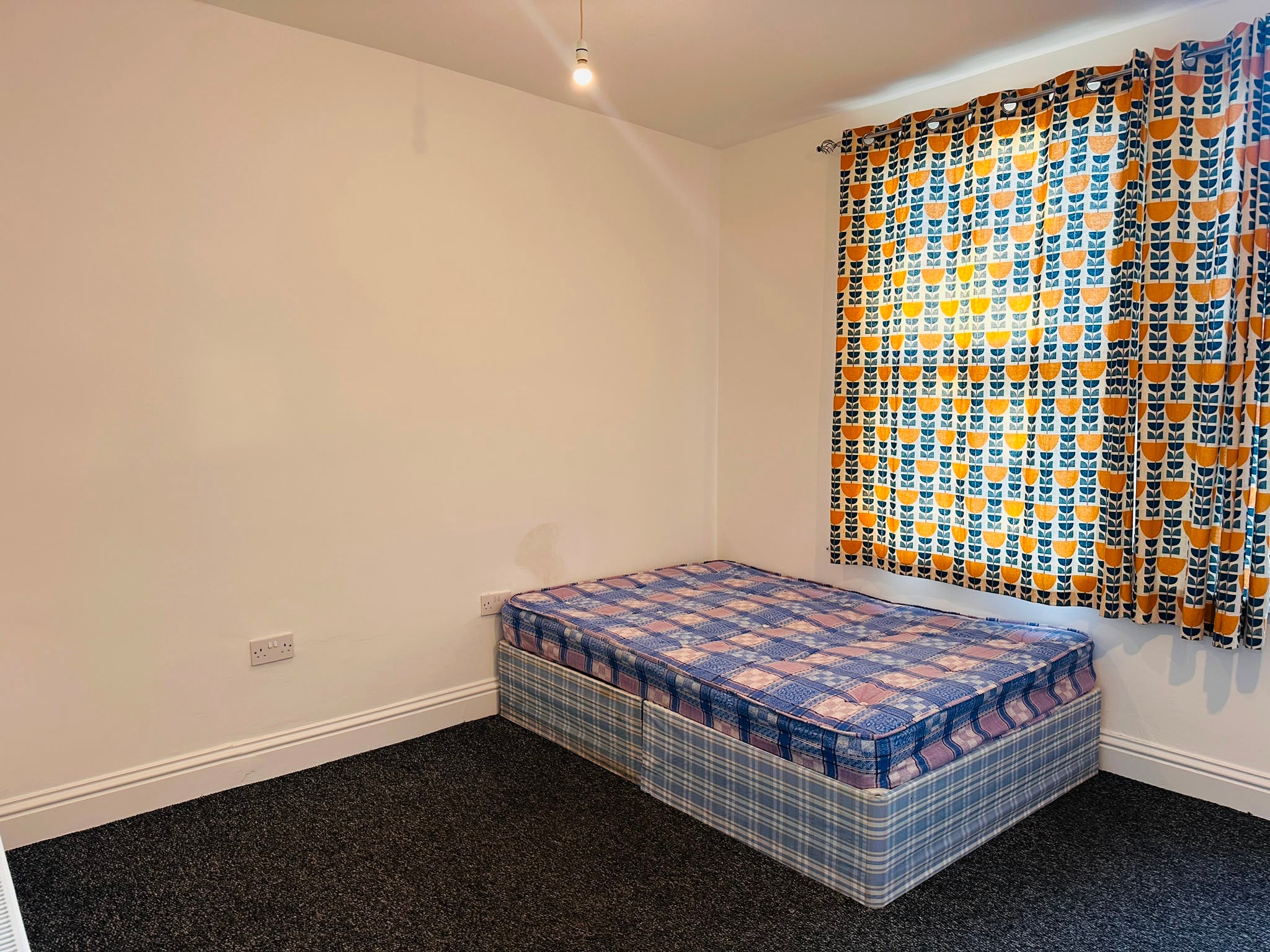 Flat Chingford Mount Road in Greater London