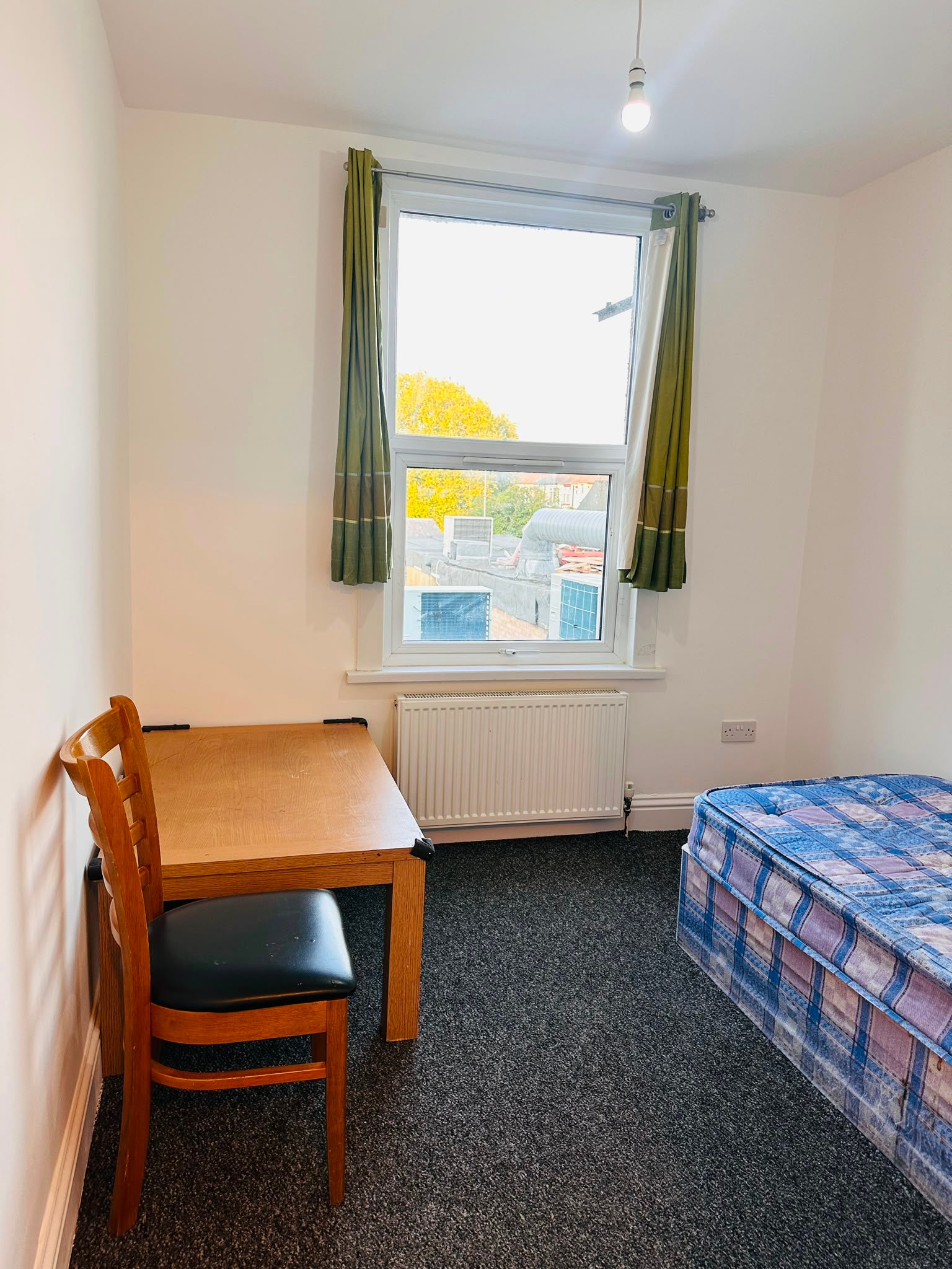 Flat Chingford Mount Road in Greater London