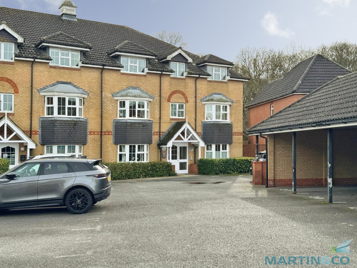 Flat Saxon Court in Ashford