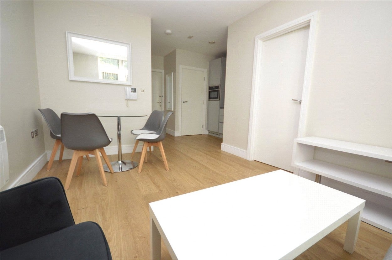 Flat Laporte Way in Luton