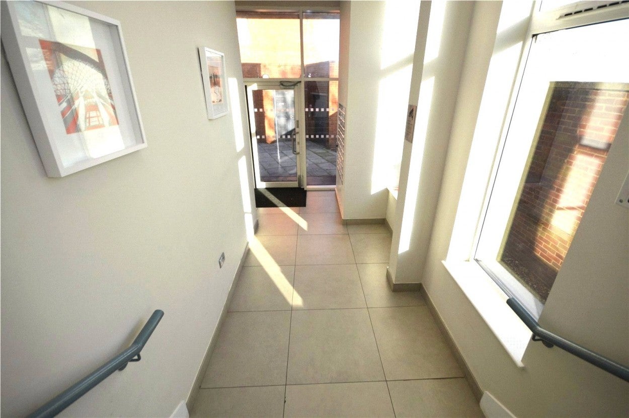 Flat Laporte Way in Luton