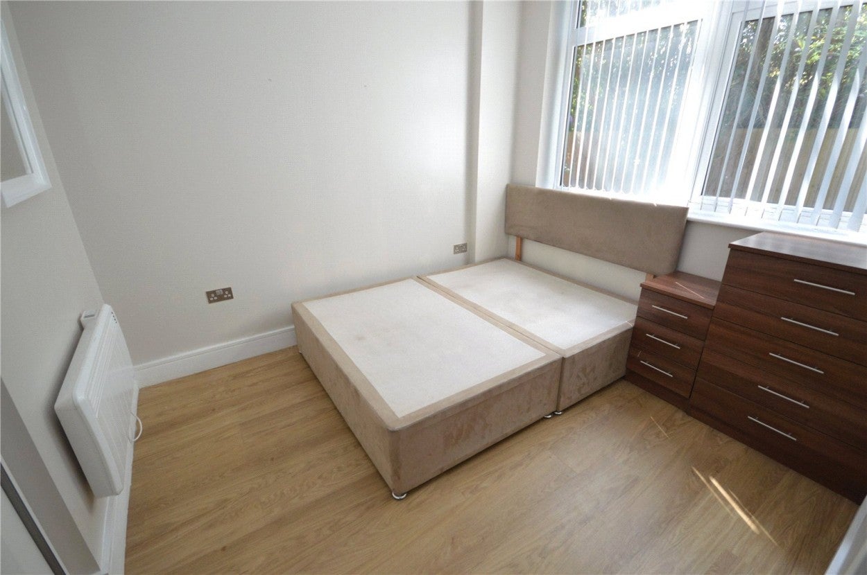 Flat Laporte Way in Luton