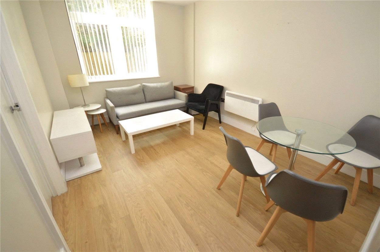 Flat Laporte Way in Luton