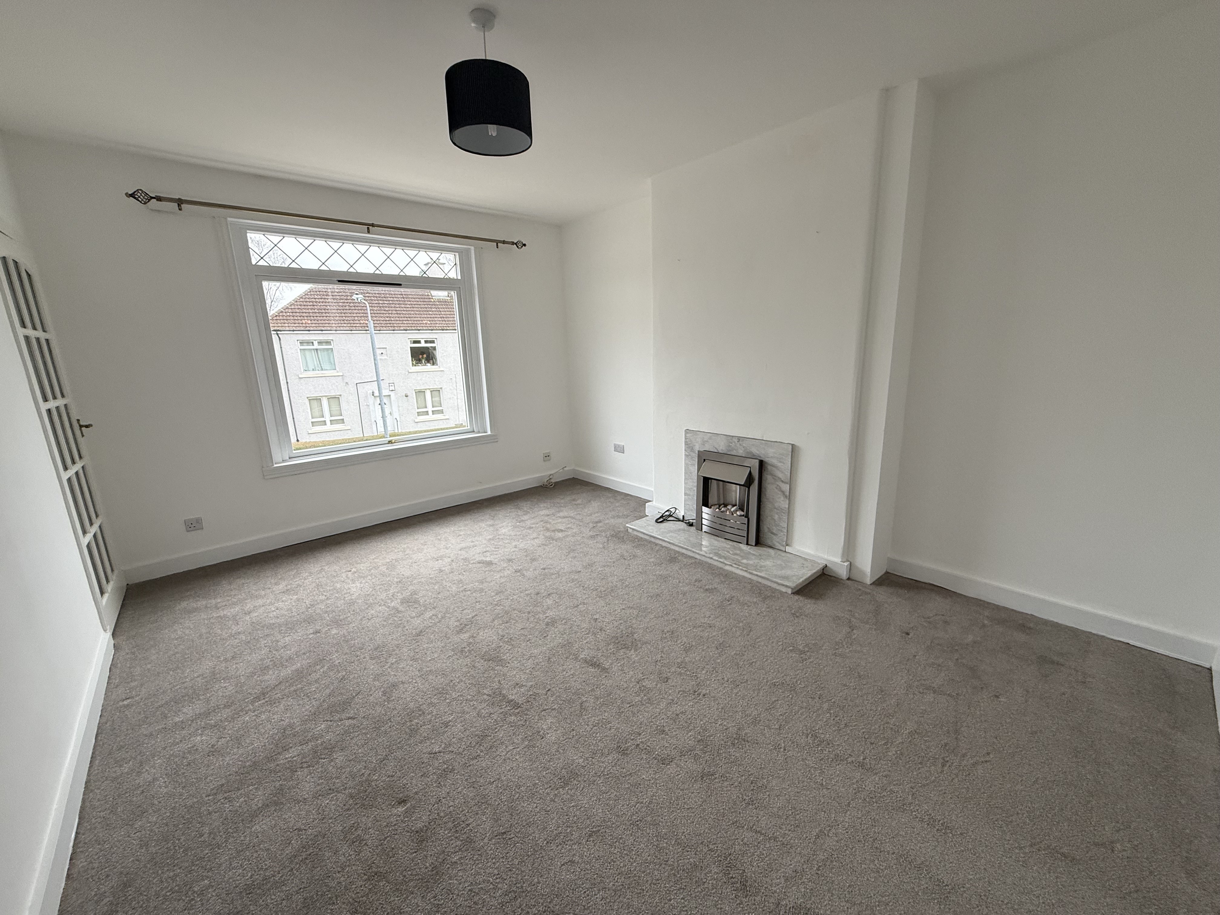 Flat Glanderston Drive in Glasgow