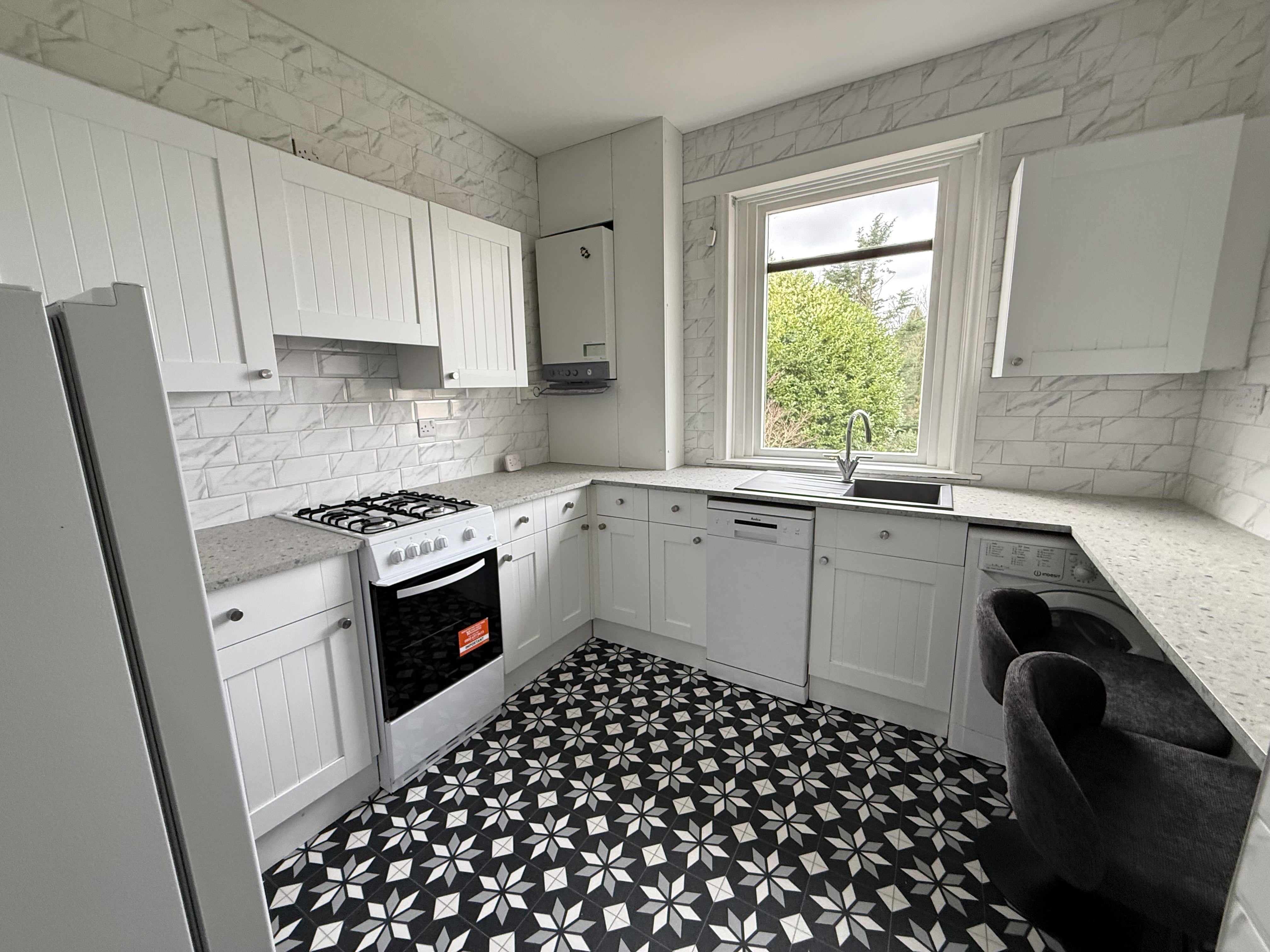 Flat Glanderston Drive in Glasgow