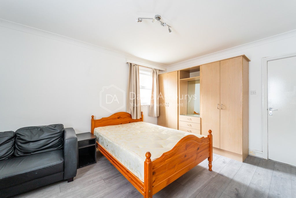 Flat Walm Lane in Greater London