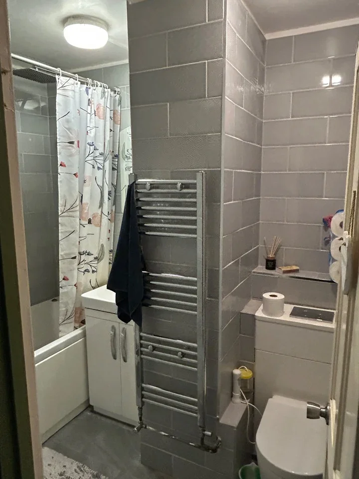 Room Manchester Road in Greater London