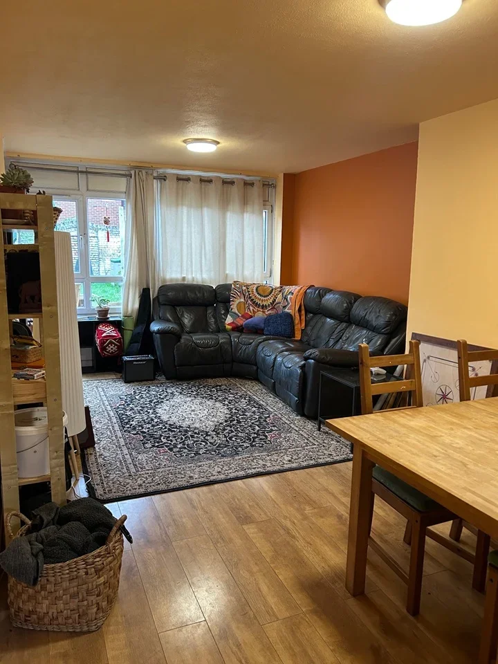 Room Manchester Road in Greater London