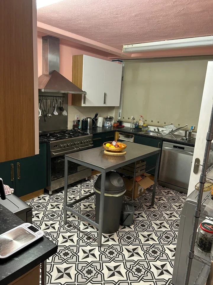 Room Manchester Road in Greater London