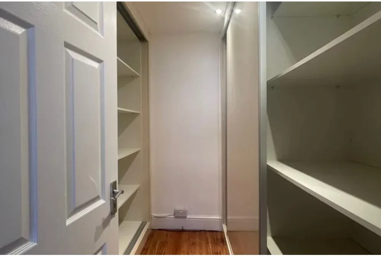 Room Holland Park Avenue in Greater London