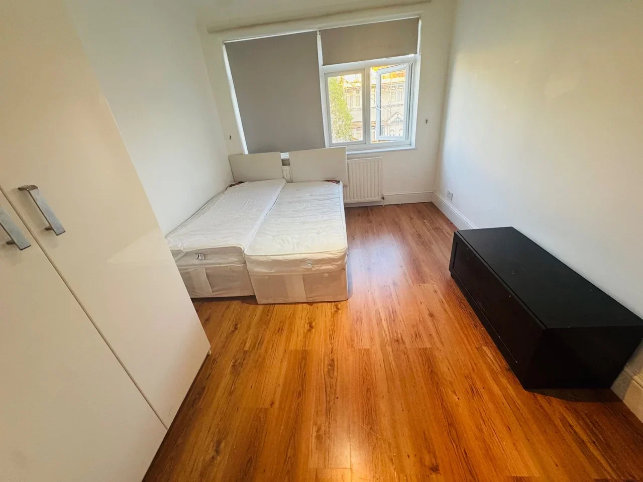 Room Holland Park Avenue in Greater London