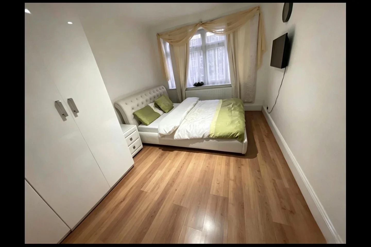 Room Holland Park Avenue in Greater London
