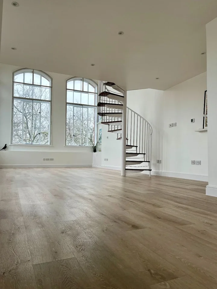 Flat Fairfield Road in Greater London