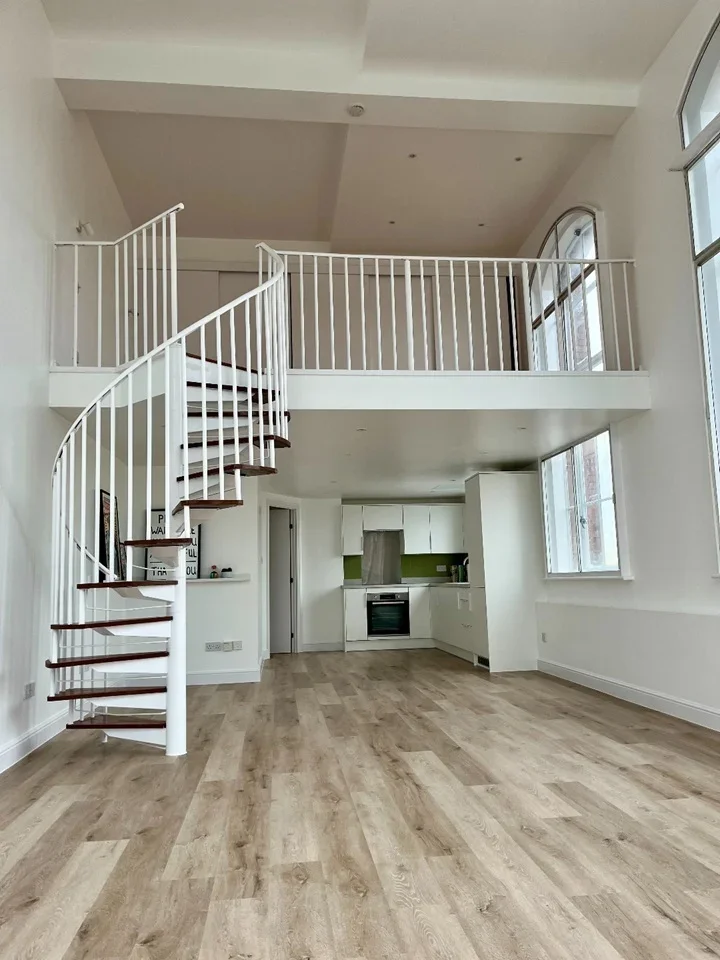 Flat Fairfield Road in Greater London