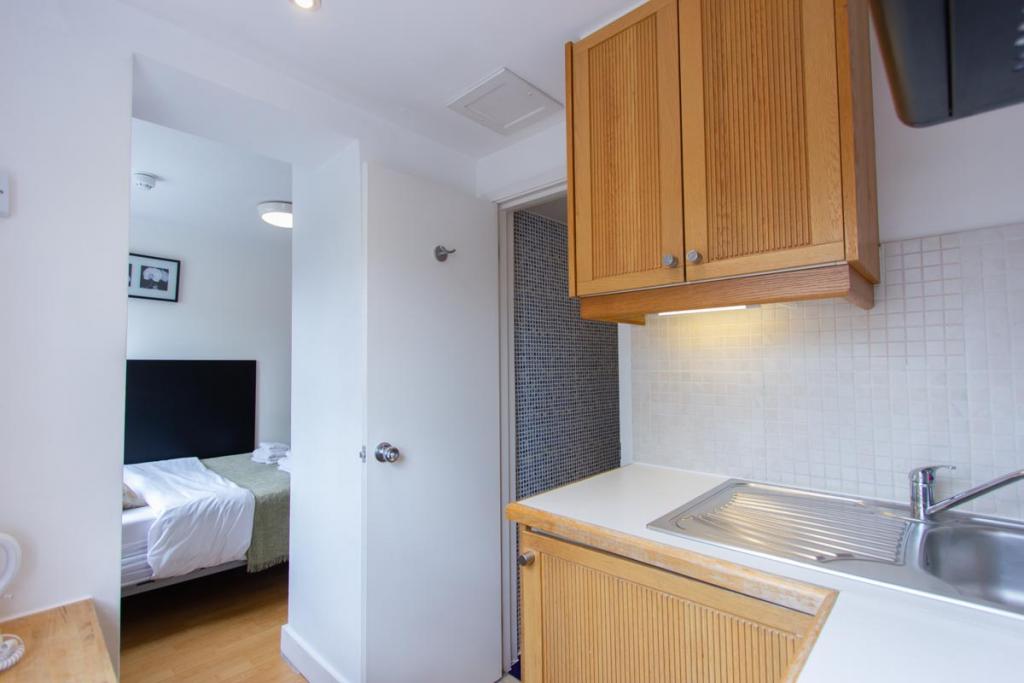 Room Euston Road in Greater London