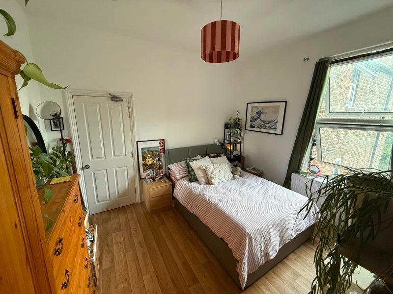 Room Duckett Road in Greater London